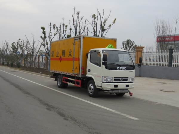 東風(fēng)多利卡易燃液體廂式運輸車(chē)