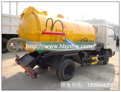 東風(fēng)金霸吸污車(chē)具有液壓舉升自卸功能，便于將各種污泥傾倒干凈。而且后罐門(mén)可以液壓自動(dòng)開(kāi)啟，便于清理罐體內的沉積物、凝固物及對罐體內部 進(jìn)行維修、保養。
