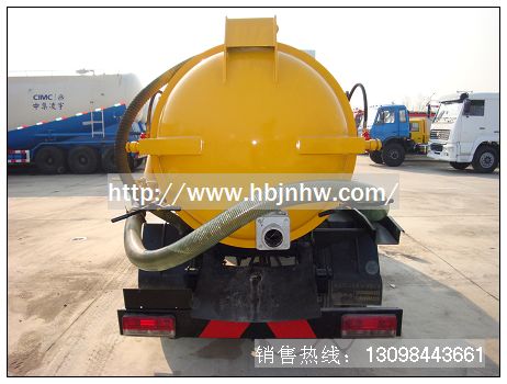 東風(fēng)金霸吸污車(chē)具有液壓舉升自卸功能，便于將各種污泥傾倒干凈。而且后罐門(mén)可以液壓自動(dòng)開(kāi)啟，便于清理罐體內的沉積物、凝固物及對罐體內部 進(jìn)行維修、保養。