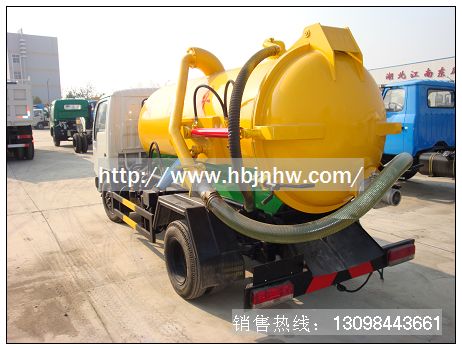 東風(fēng)金霸吸污車(chē)具有液壓舉升自卸功能，便于將各種污泥傾倒干凈。而且后罐門(mén)可以液壓自動(dòng)開(kāi)啟，便于清理罐體內的沉積物、凝固物及對罐體內部 進(jìn)行維修、保養。