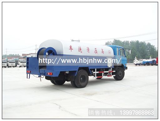 清洗車(chē)主要用于清洗公路、廣場(chǎng)路面、下水道、管道的沉積物、死角泥溝的疏通，也可用于清洗工業(yè)排液管道。