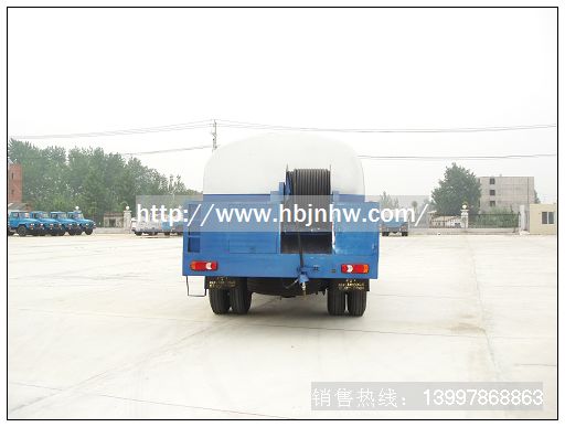 清洗車(chē)主要用于清洗公路、廣場(chǎng)路面、下水道、管道的沉積物、死角泥溝的疏通，也可用于清洗工業(yè)排液管道。