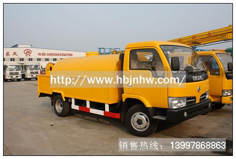 高壓清洗車(chē)主要用于清洗公路、廣場(chǎng)路面、下水道、管道的沉積物、死角泥溝的疏通，也可用于清洗工業(yè)排液管道。