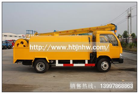 高壓清洗車(chē)主要用于清洗公路、廣場(chǎng)路面、下水道、管道的沉積物、死角泥溝的疏通，也可用于清洗工業(yè)排液管道。