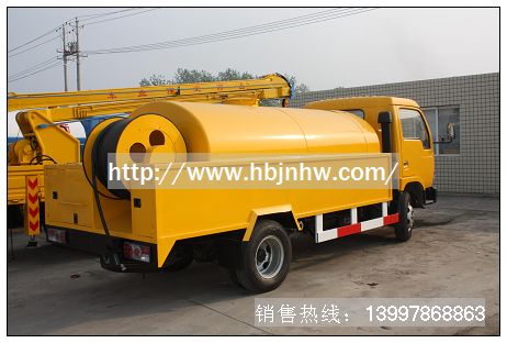 高壓清洗車(chē)主要用于清洗公路、廣場(chǎng)路面、下水道、管道的沉積物、死角泥溝的疏通，也可用于清洗工業(yè)排液管道。