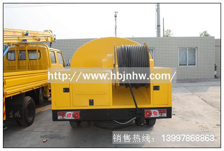 高壓清洗車(chē)主要用于清洗公路、廣場(chǎng)路面、下水道、管道的沉積物、死角泥溝的疏通，也可用于清洗工業(yè)排液管道。
